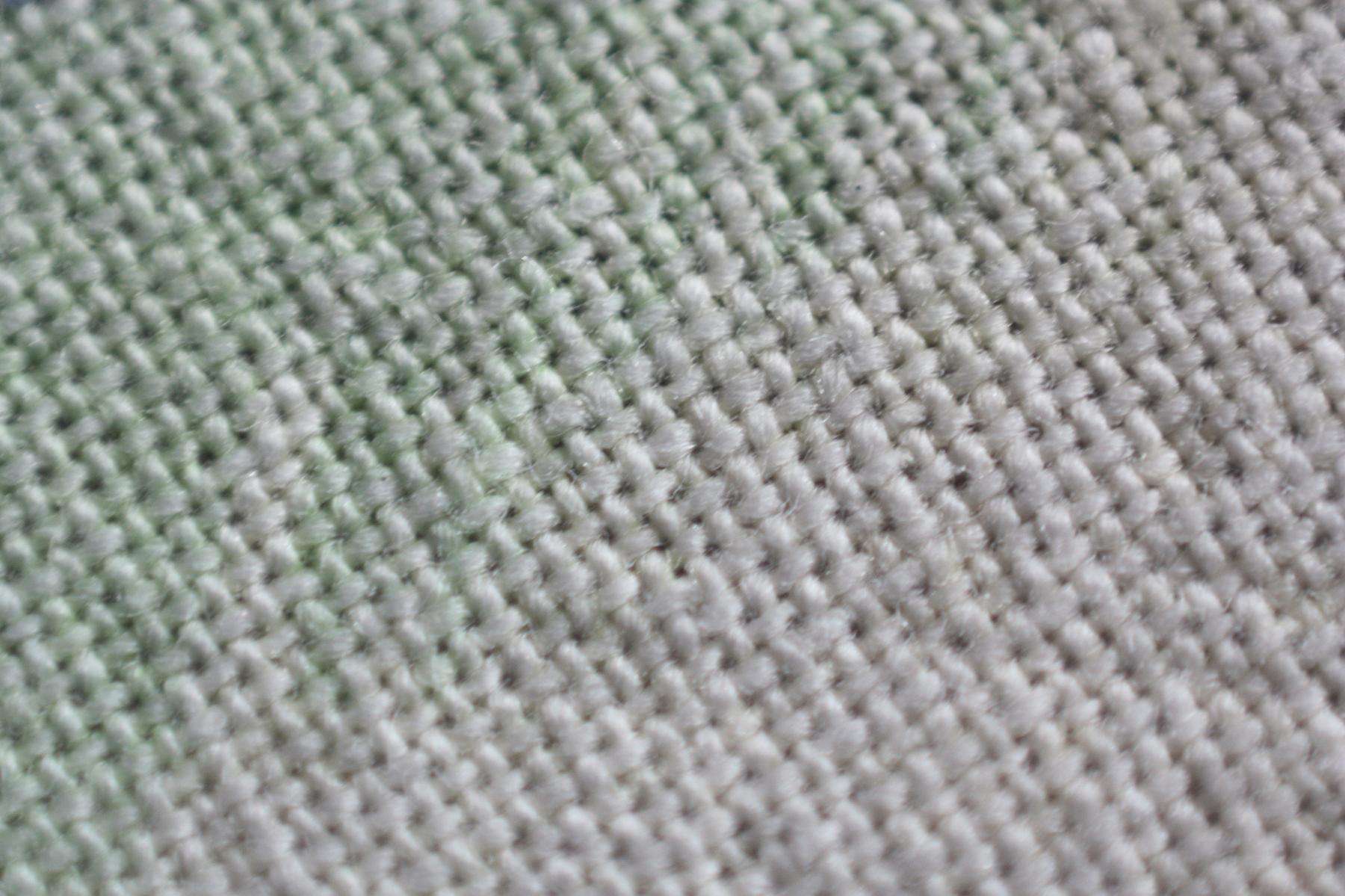 a close up of a white and green colored knit fabric - File:Simple-textile-magnified.jpg