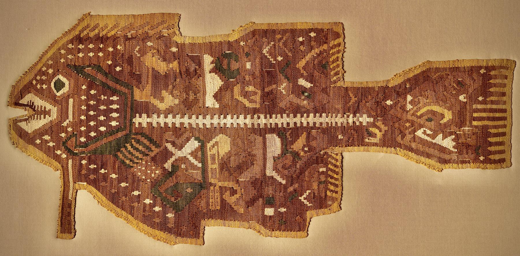 a piece of cloth with a fish on it - File:15th century Ychsma textile, Peru.jpg